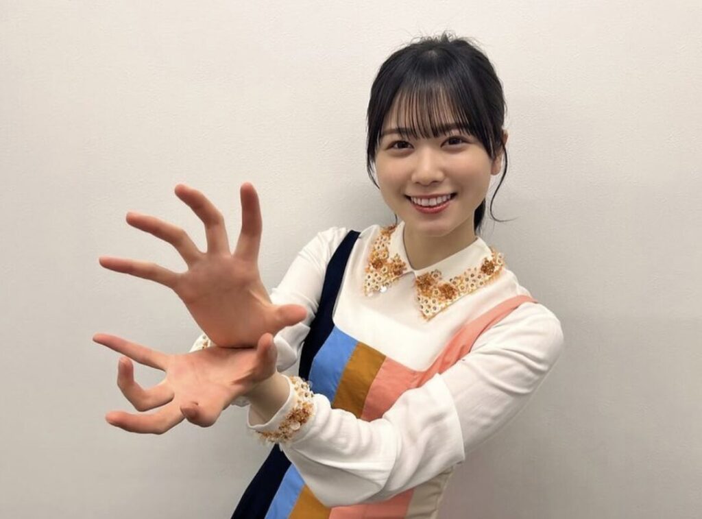 丹生明里 学歴