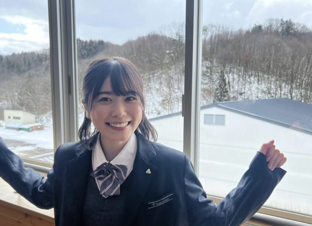 丹生明里 学歴